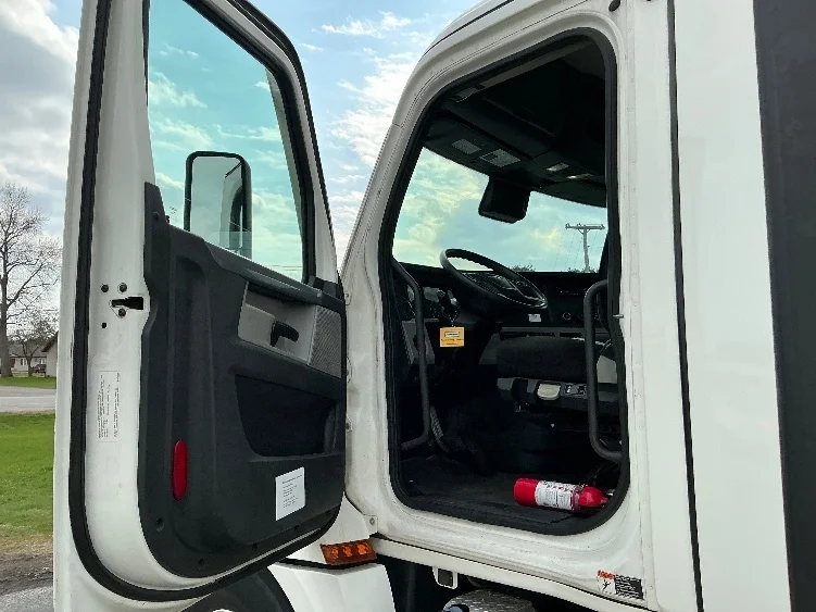 2021 Freightliner Cascadia in Lexington, KY — photo 9
