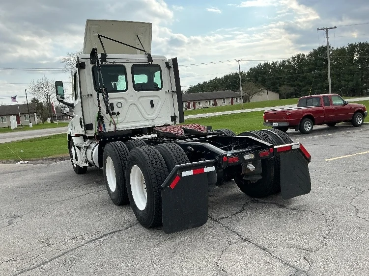 2021 Freightliner Cascadia in Lexington, KY — photo 5