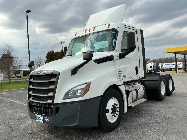 2021 Freightliner Cascadia in Lexington, KY — photo 3