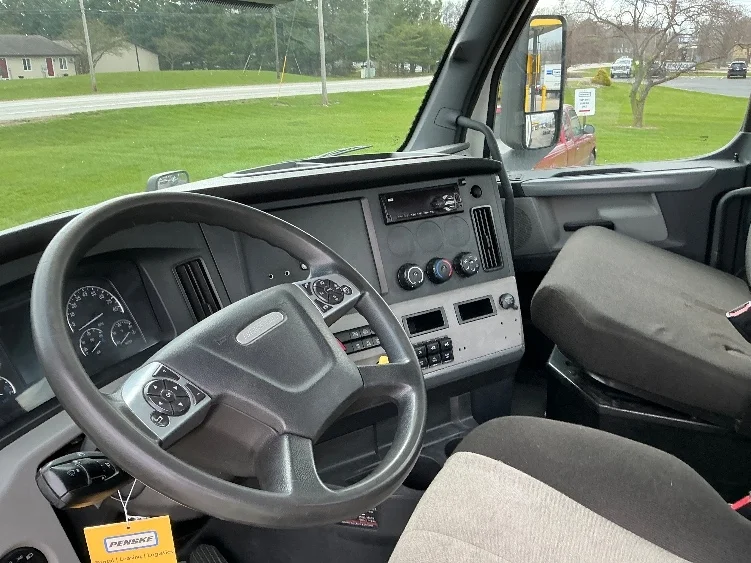2021 Freightliner Cascadia in Lexington, KY — photo 10