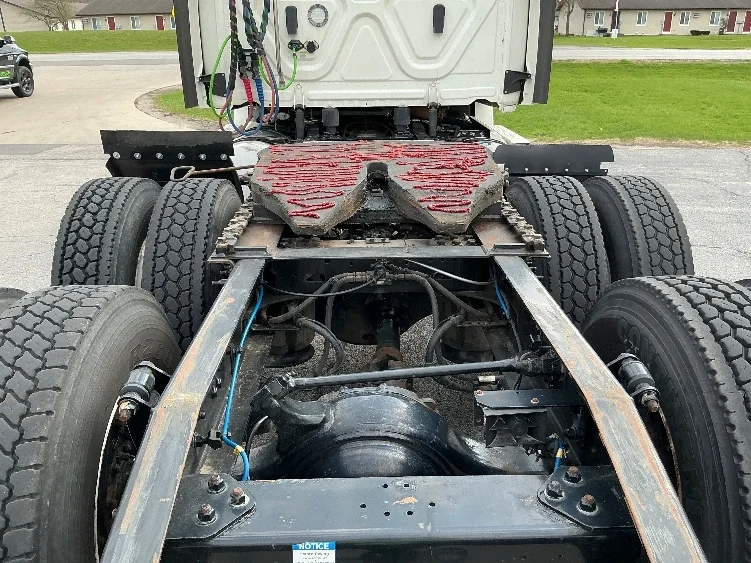 2021 Freightliner Cascadia in Lexington, KY — photo 6