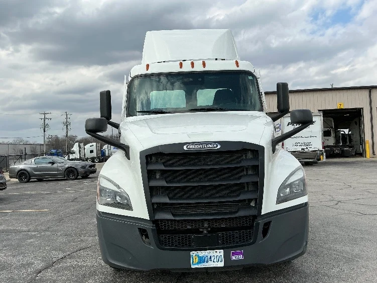 2021 Freightliner Cascadia in Lexington, KY — photo 2