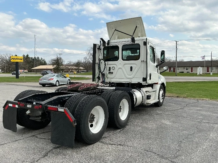2021 Freightliner Cascadia in Lexington, KY — photo 7