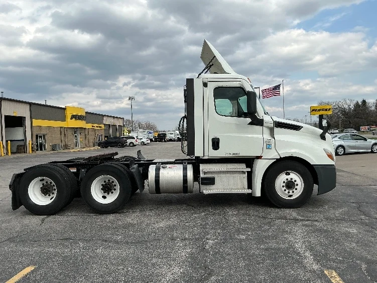 2021 Freightliner Cascadia in Lexington, KY — photo 8
