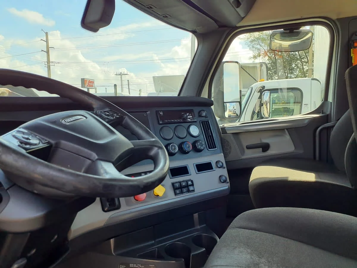 2020 Freightliner Cascadia in Miami, FL — photo 7