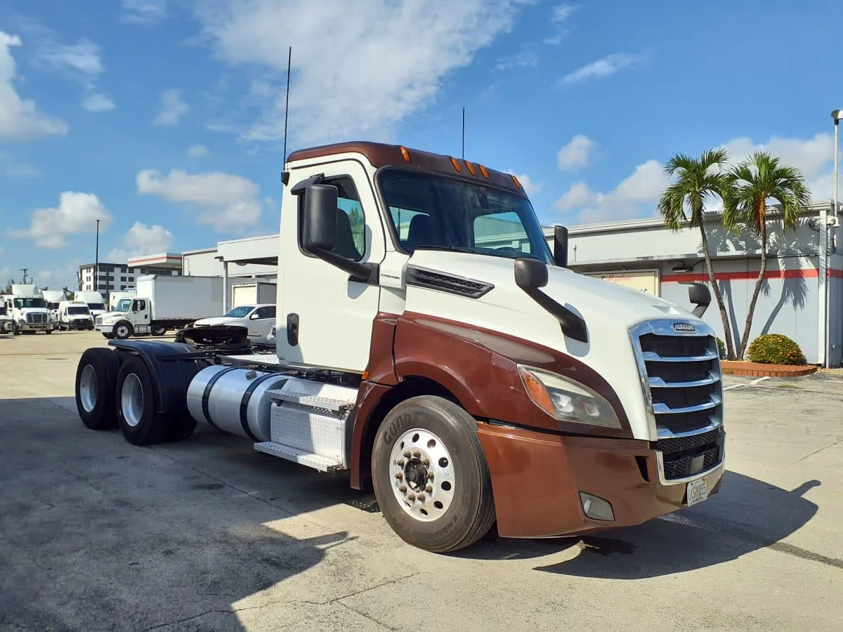 2020 Freightliner Cascadia in Miami, FL — photo 3