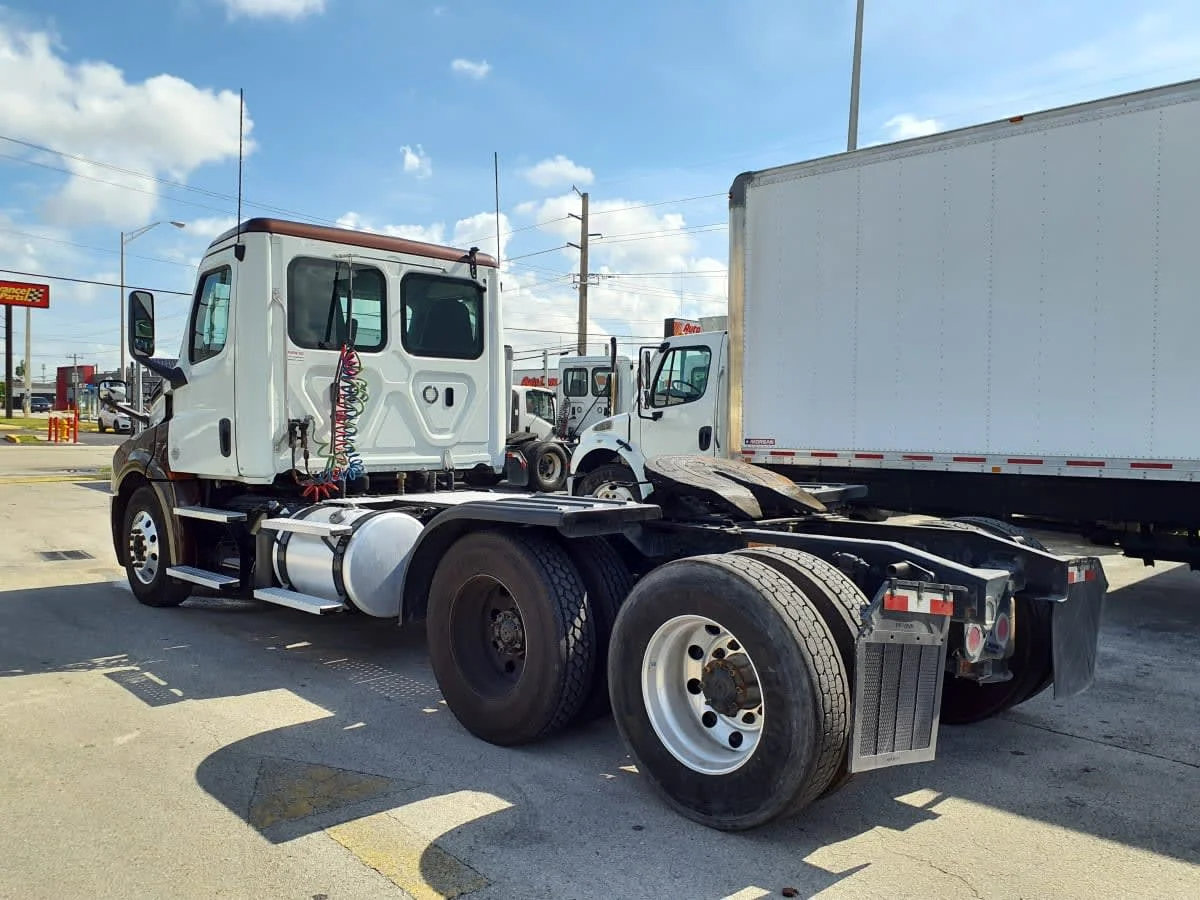 2020 Freightliner Cascadia in Miami, FL — photo 6