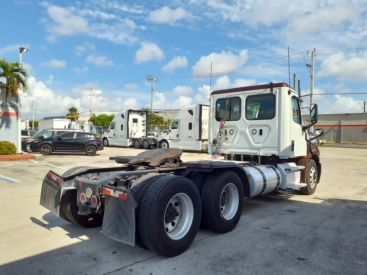 2020 Freightliner Cascadia in Miami, FL — photo 4