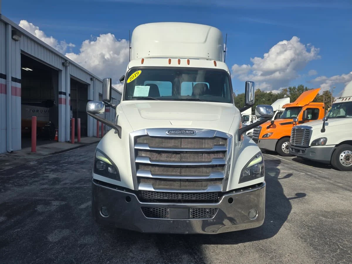2019 Freightliner Cascadia in Tampa, FL — photo 2