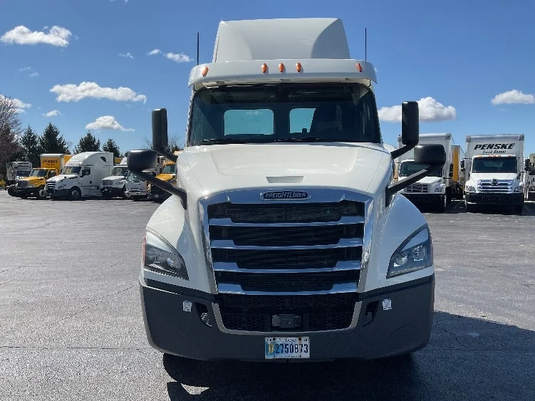 2019 Freightliner Cascadia in Middlefield, OH — photo 2