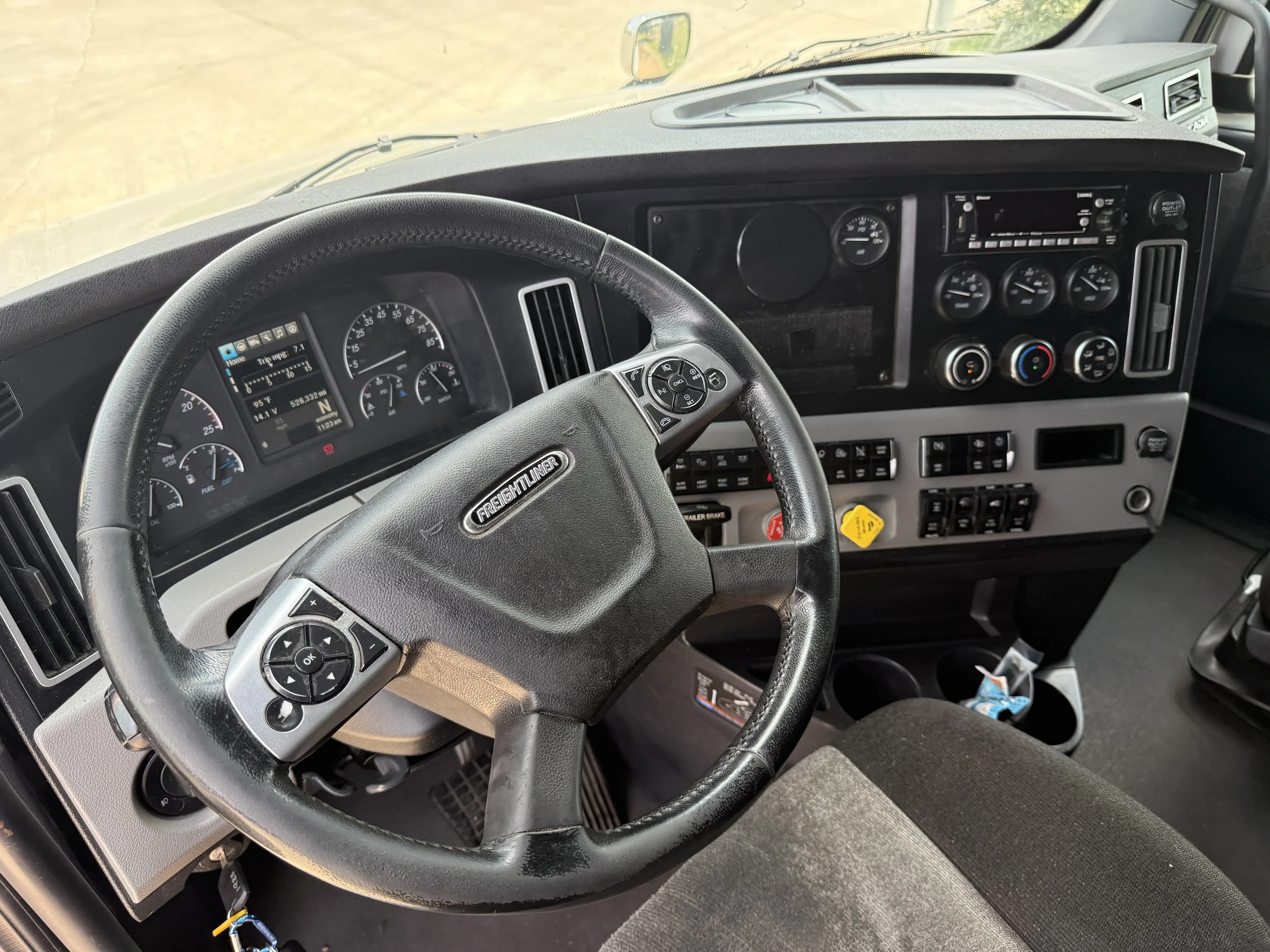2023 Freightliner Cascadia in Clarksville, TN — photo 13