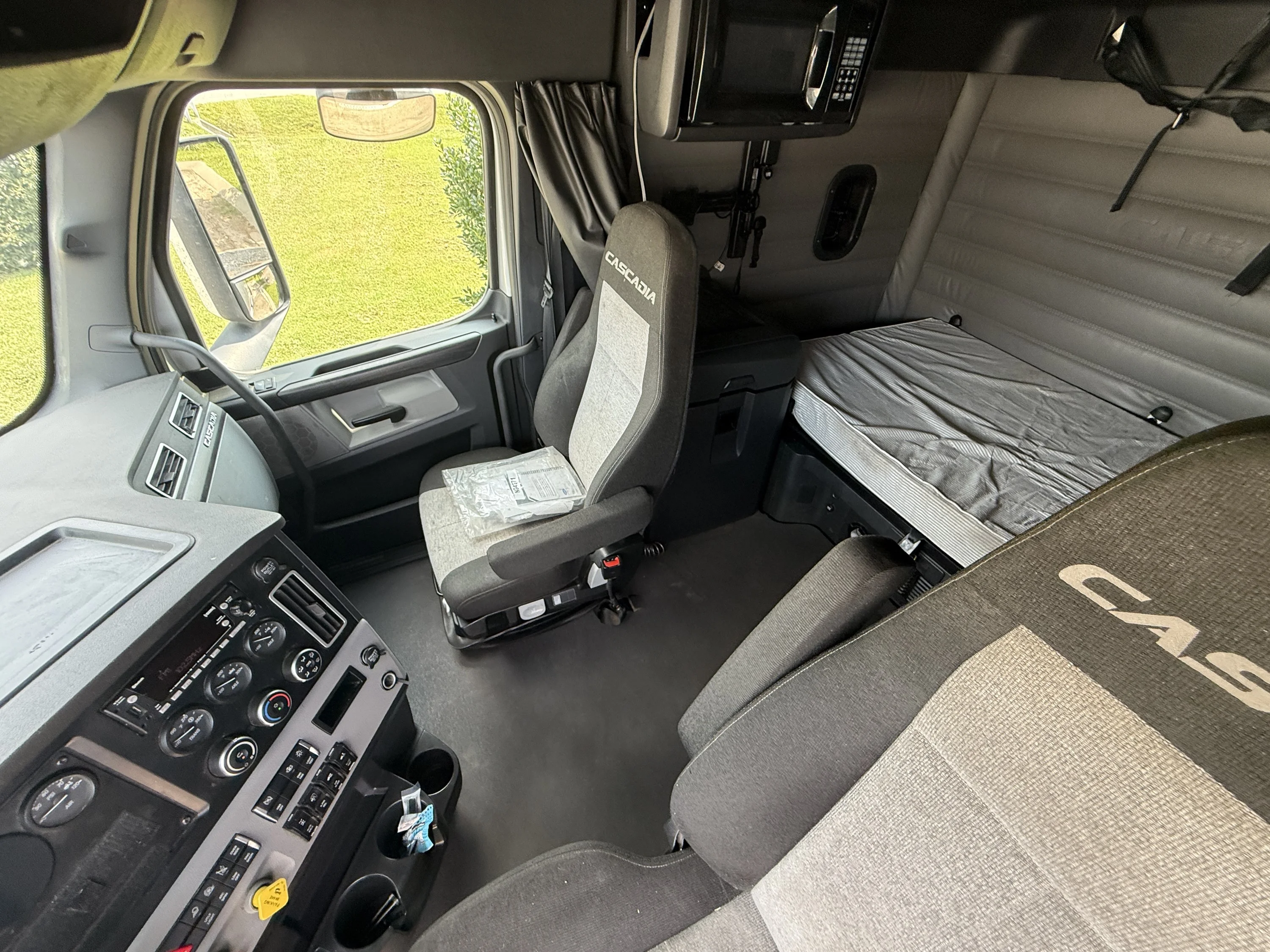 2023 Freightliner Cascadia in Clarksville, TN — photo 16