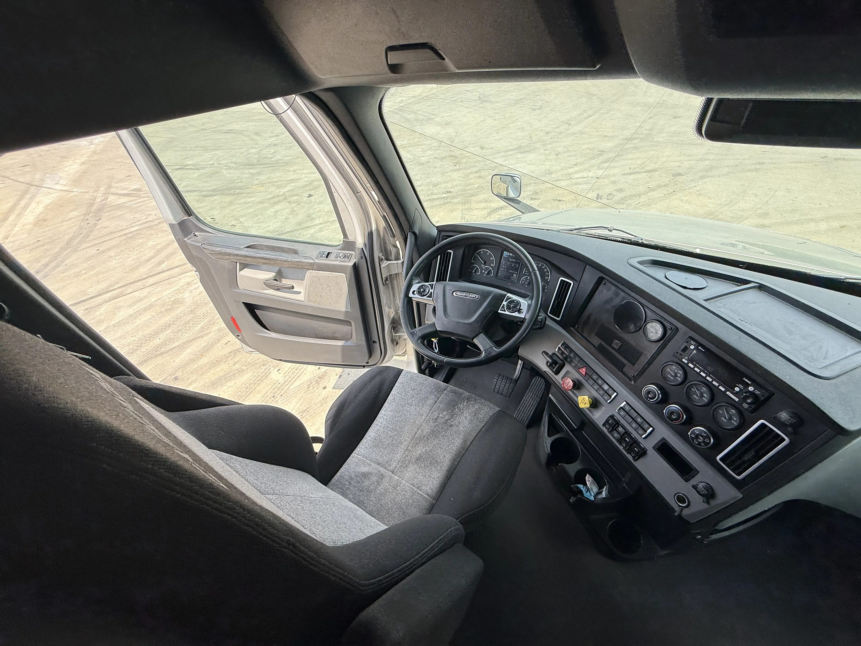 2023 Freightliner Cascadia in Clarksville, TN — photo 22