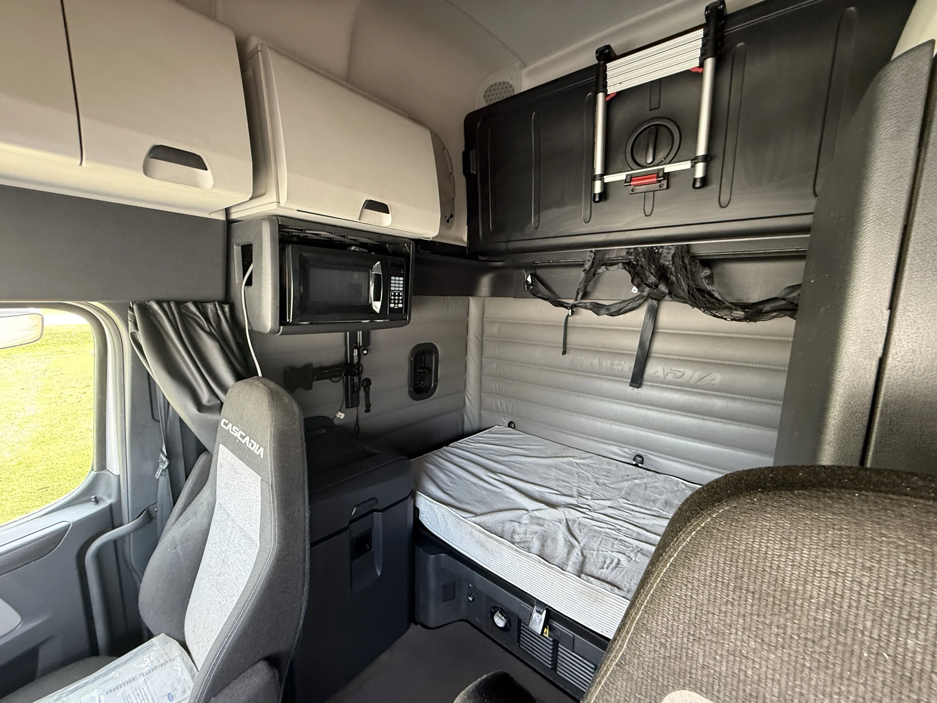 2023 Freightliner Cascadia in Clarksville, TN — photo 17