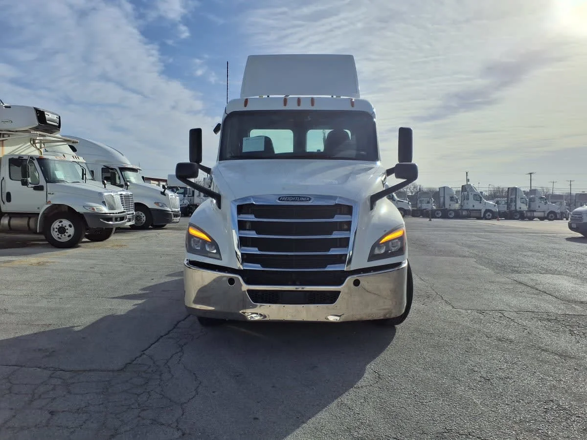 2020 Freightliner Cascadia in Fort Worth, TX — photo 2