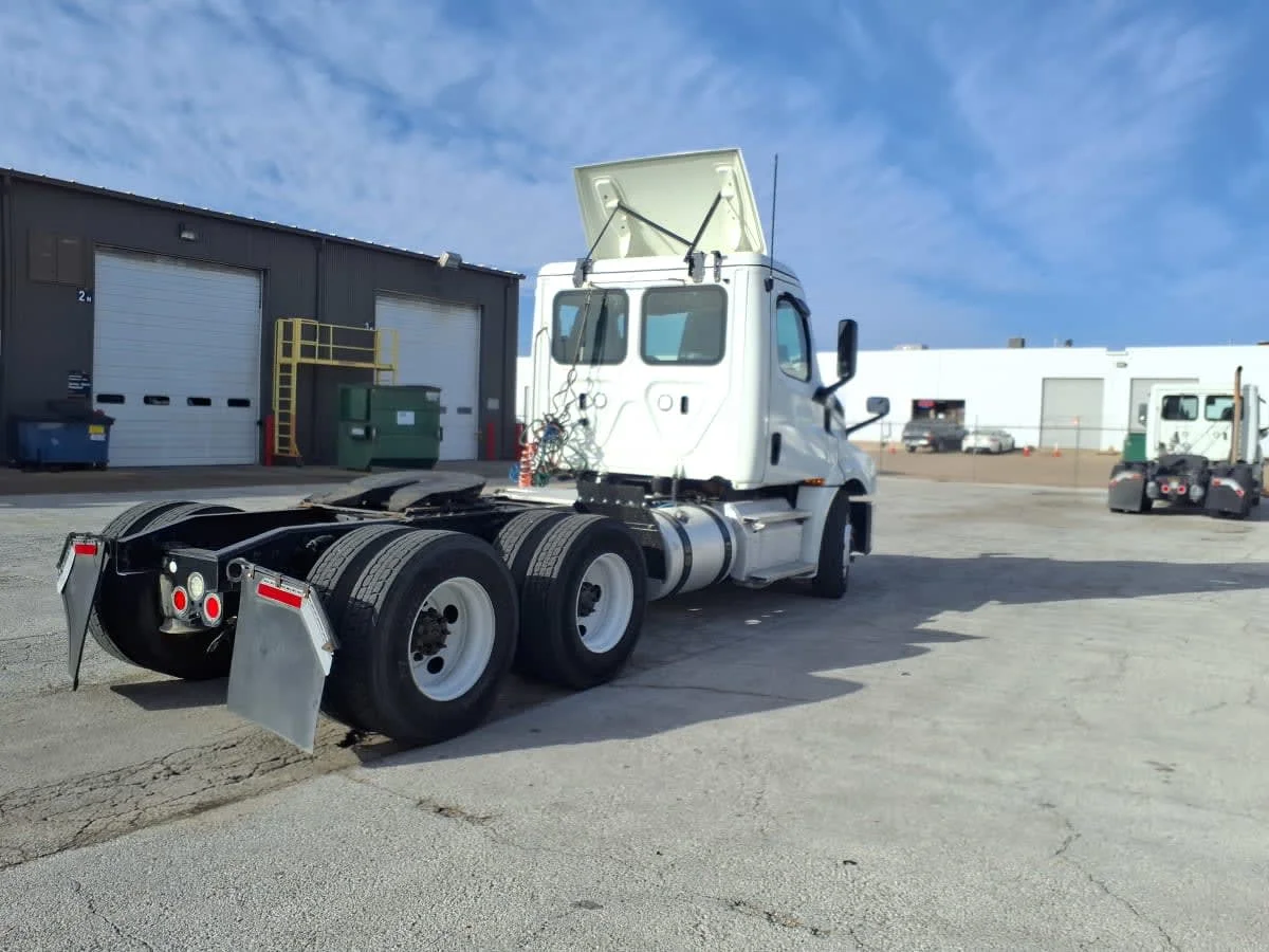 2020 Freightliner Cascadia in Fort Worth, TX — photo 4