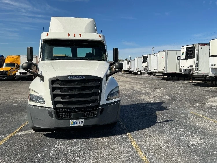 2020 Freightliner Cascadia - image 2