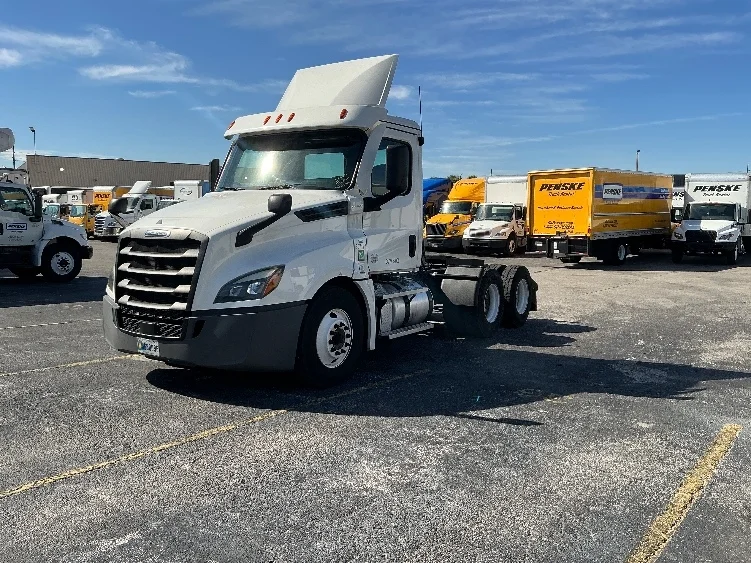 2020 Freightliner Cascadia - image 3