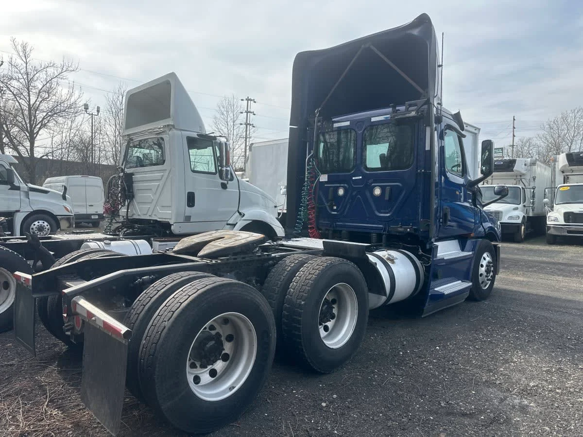 2020 Freightliner Cascadia in Bensalem, PA — photo 4