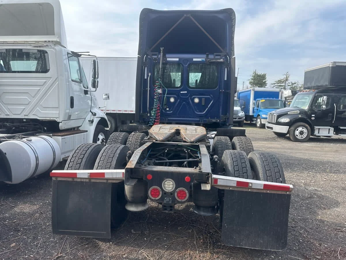 2020 Freightliner Cascadia in Bensalem, PA — photo 5