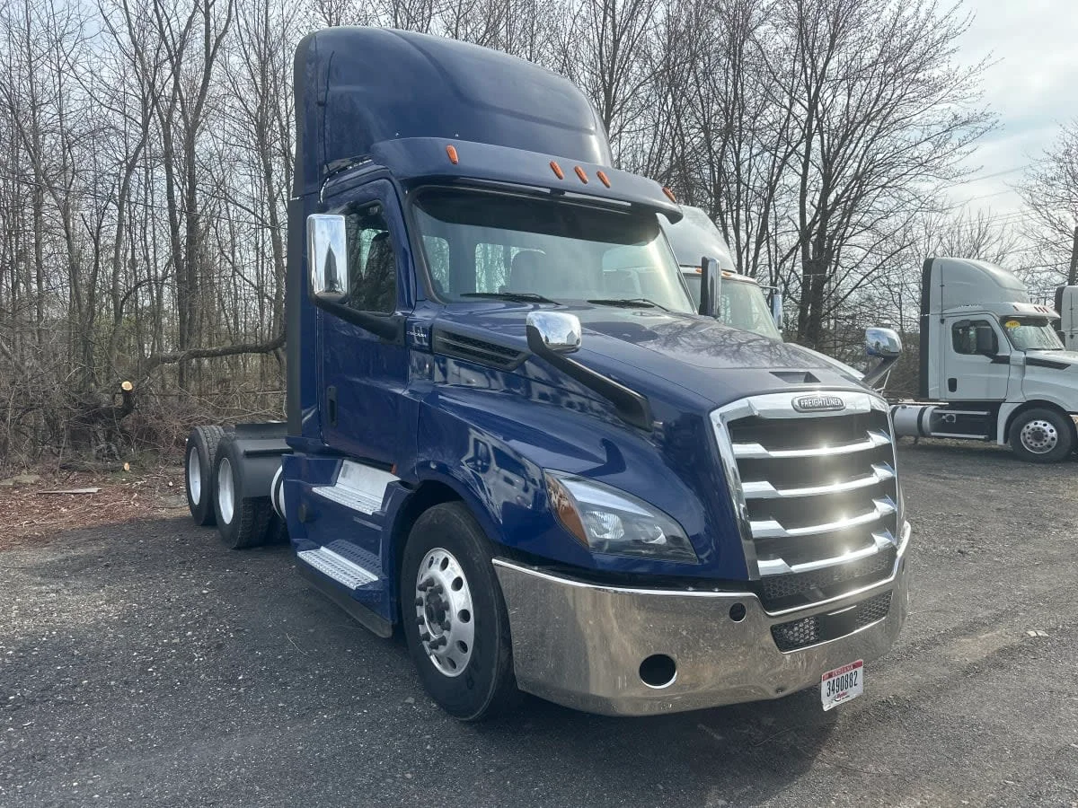 2020 Freightliner Cascadia in Bensalem, PA — photo 3