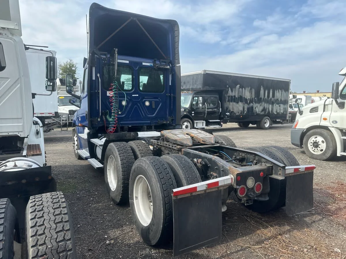 2020 Freightliner Cascadia in Bensalem, PA — photo 6
