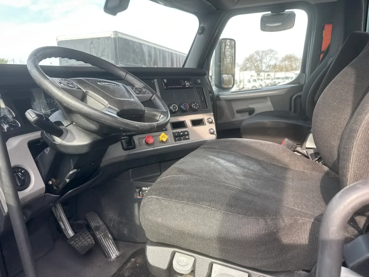2020 Freightliner Cascadia in Bensalem, PA — photo 7