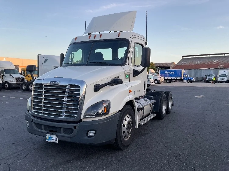 2017 Freightliner Cascadia - image 3