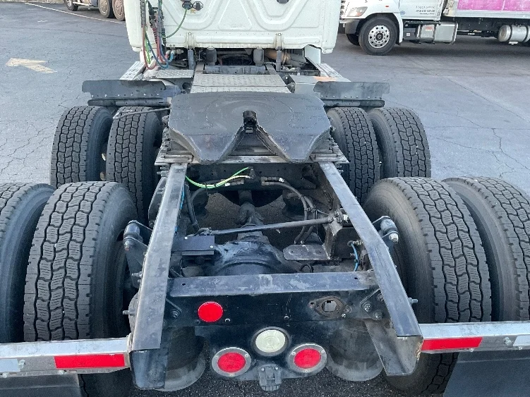 2017 Freightliner Cascadia - image 6