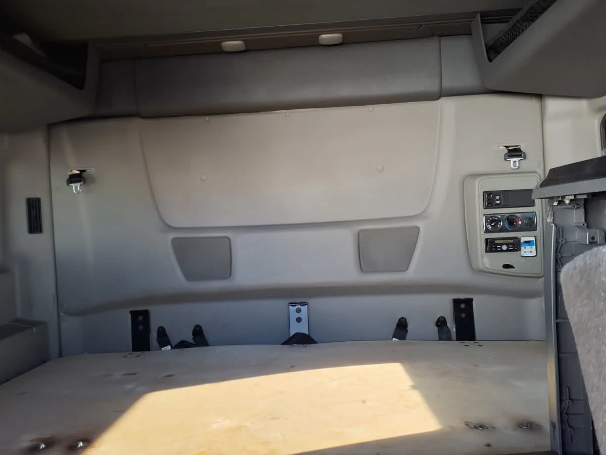 2020 International LT - image 8