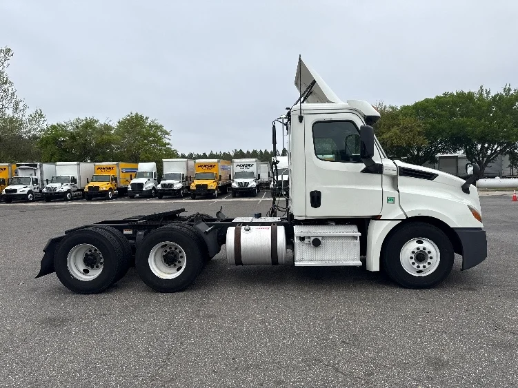 2019 Freightliner Cascadia in Jacksonville, FL — photo 8