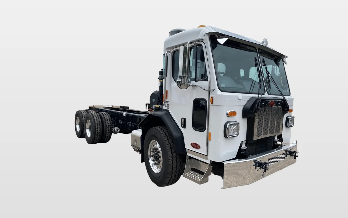 2025 Peterbilt 520 - image 1