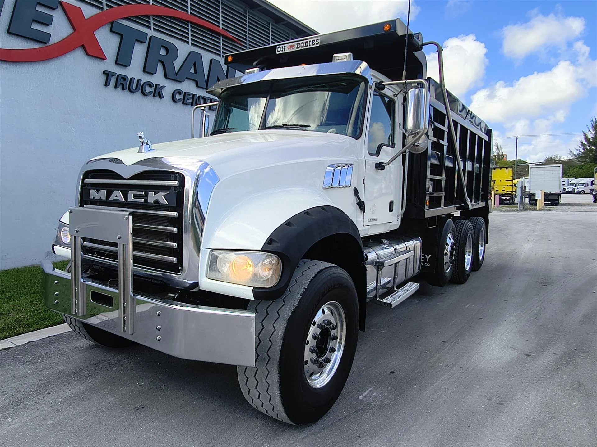 2020 Mack Granite - image 3