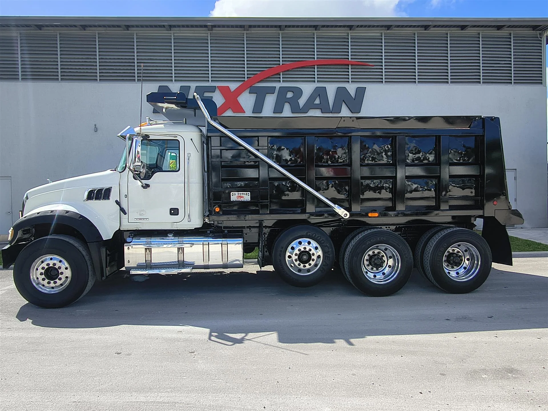 2020 Mack Granite - image 9