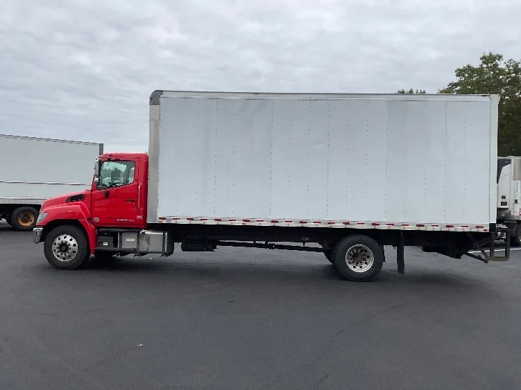 2019 Hino 268 - image 4