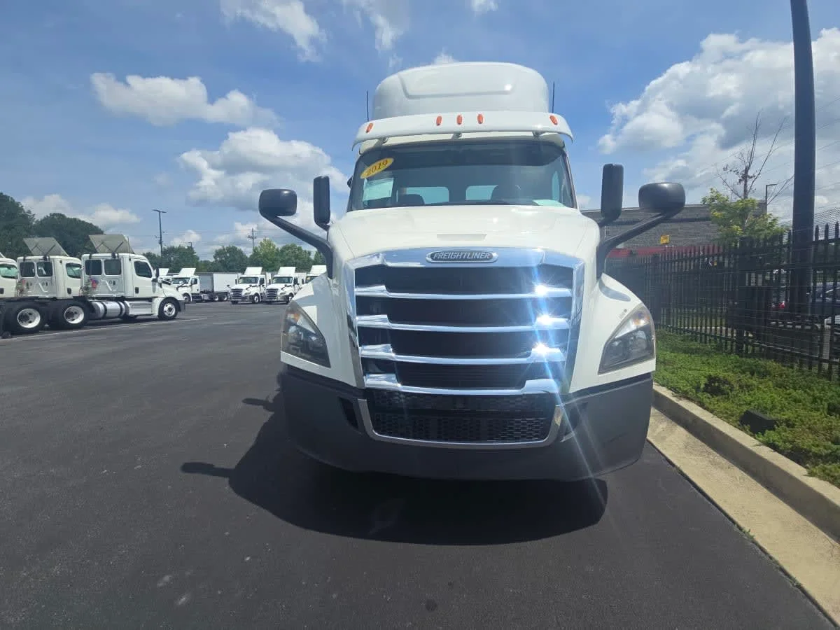 2019 Freightliner Cascadia in Atlanta, GA — photo 2