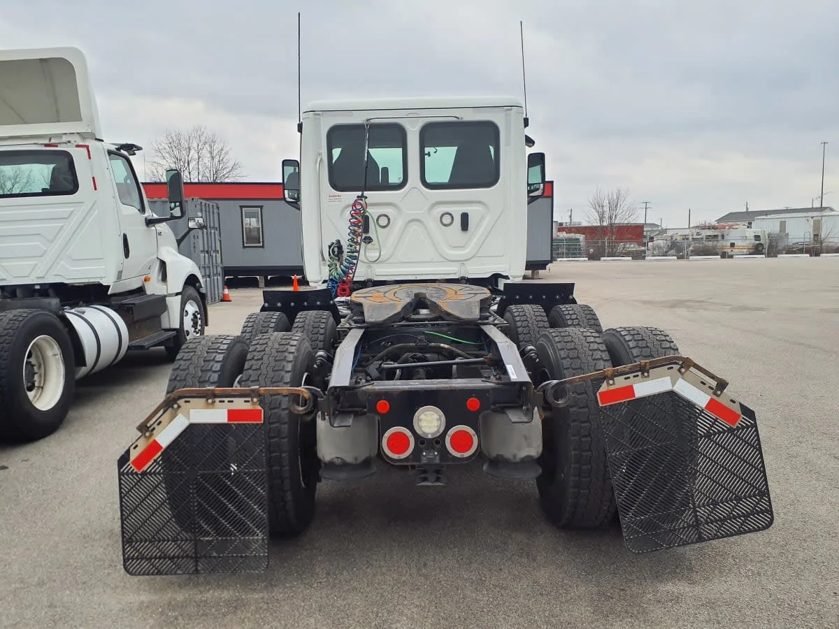2019 Freightliner Cascadia - image 5
