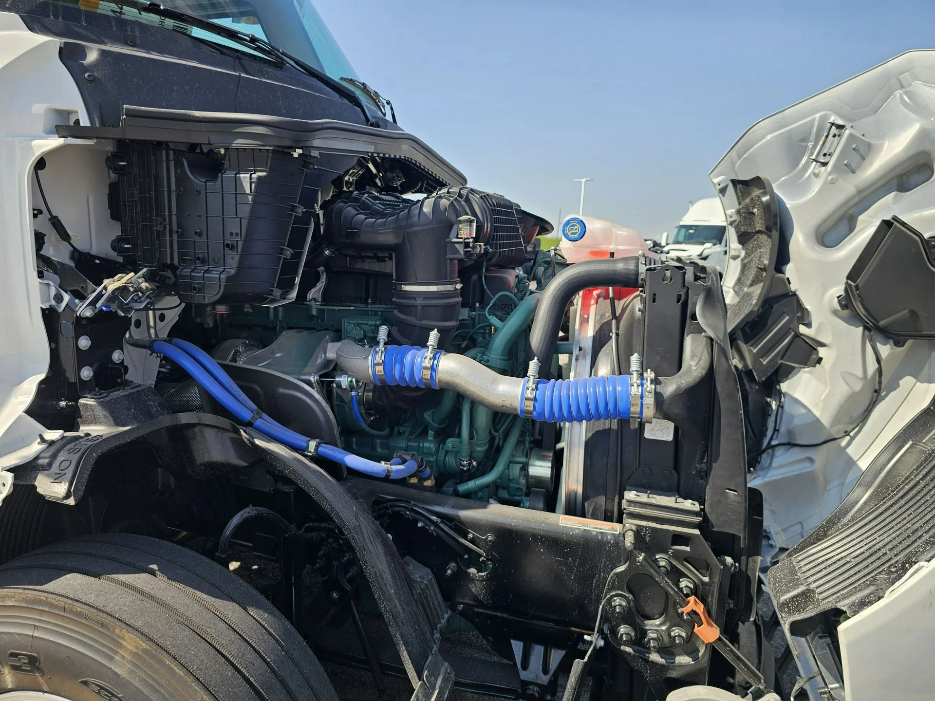 2025 Volvo VNL 300 - image 9