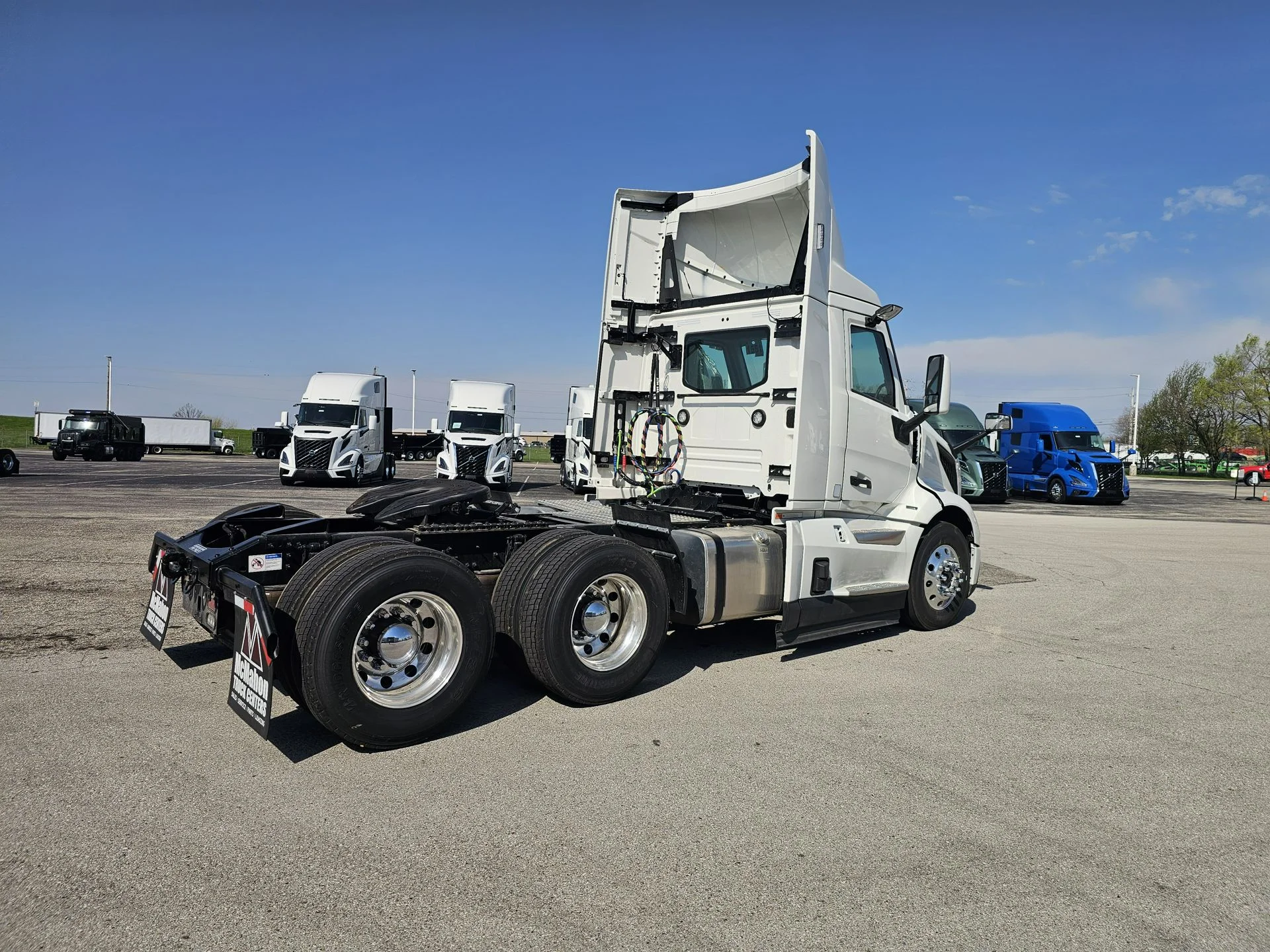 2025 Volvo VNL 300 - image 4