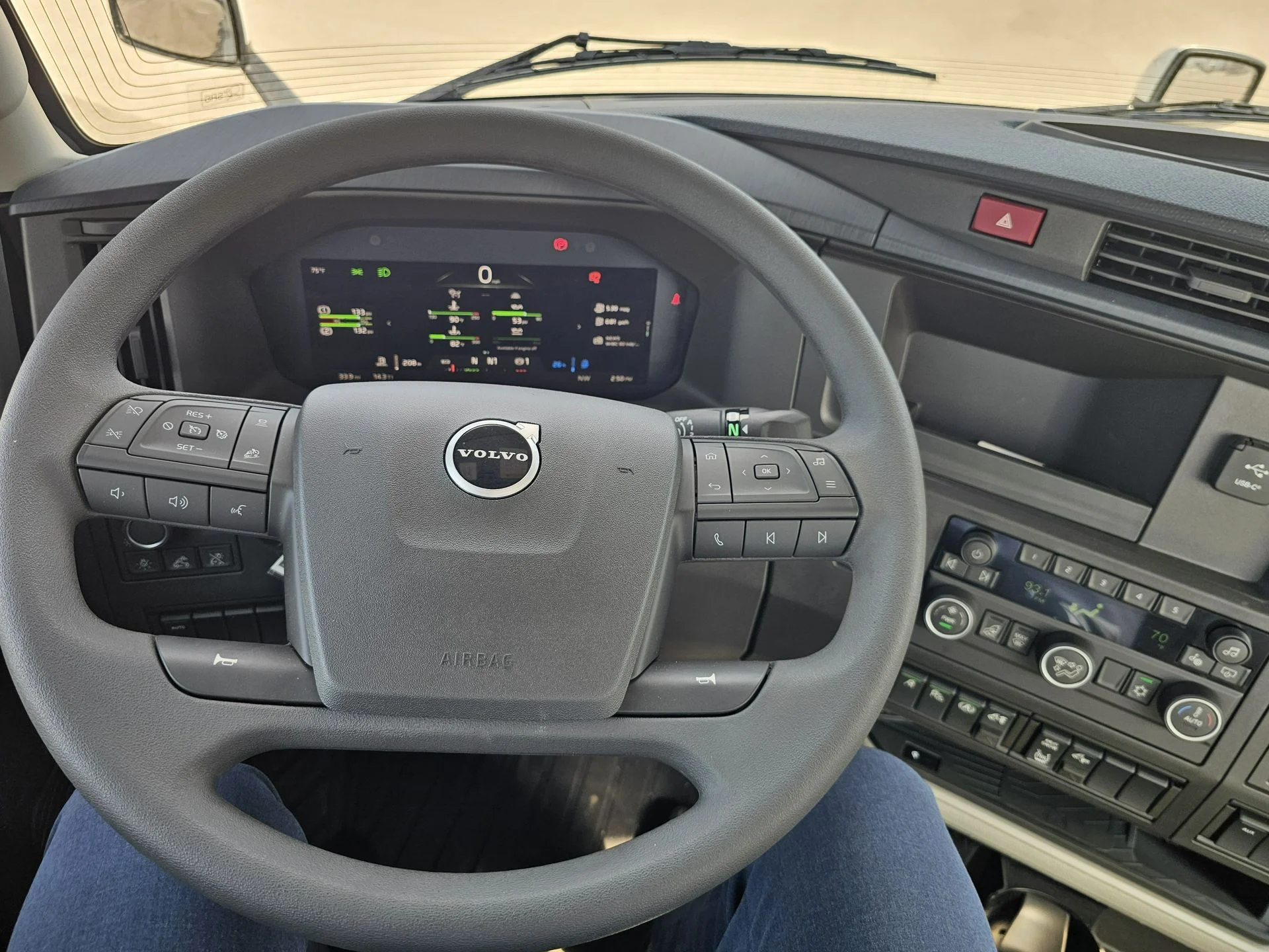 2025 Volvo VNL 300 - image 13