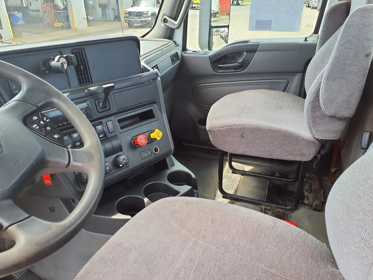 2019 International LT in Oak Creek, WI — photo 7