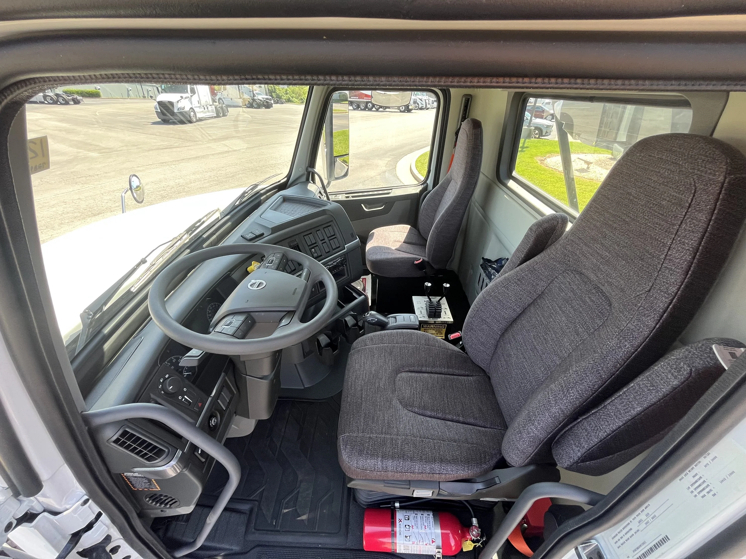 2027 Volvo VHD 300 in La Vergne — photo 9