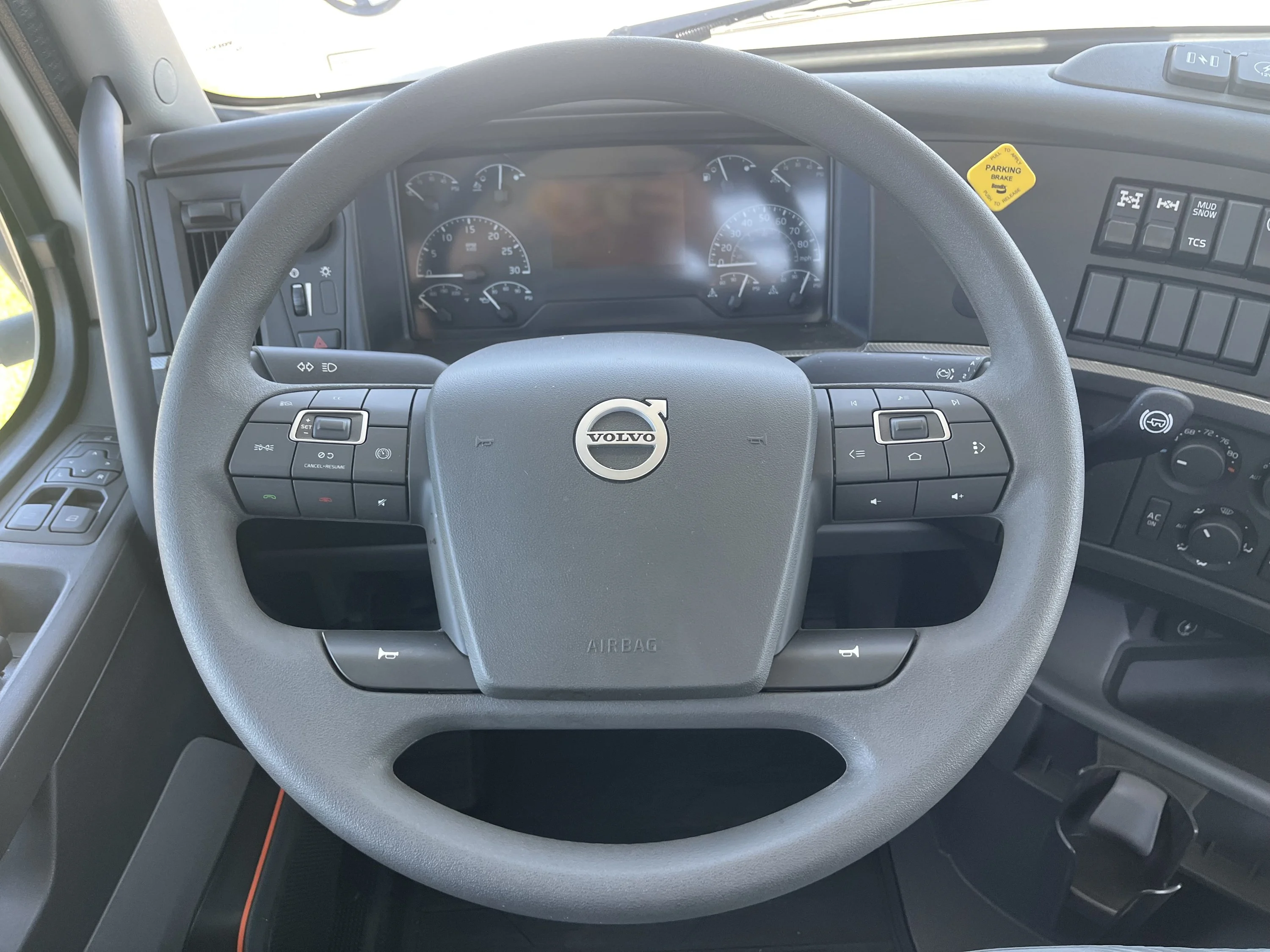 2027 Volvo VHD 300 in La Vergne — photo 10
