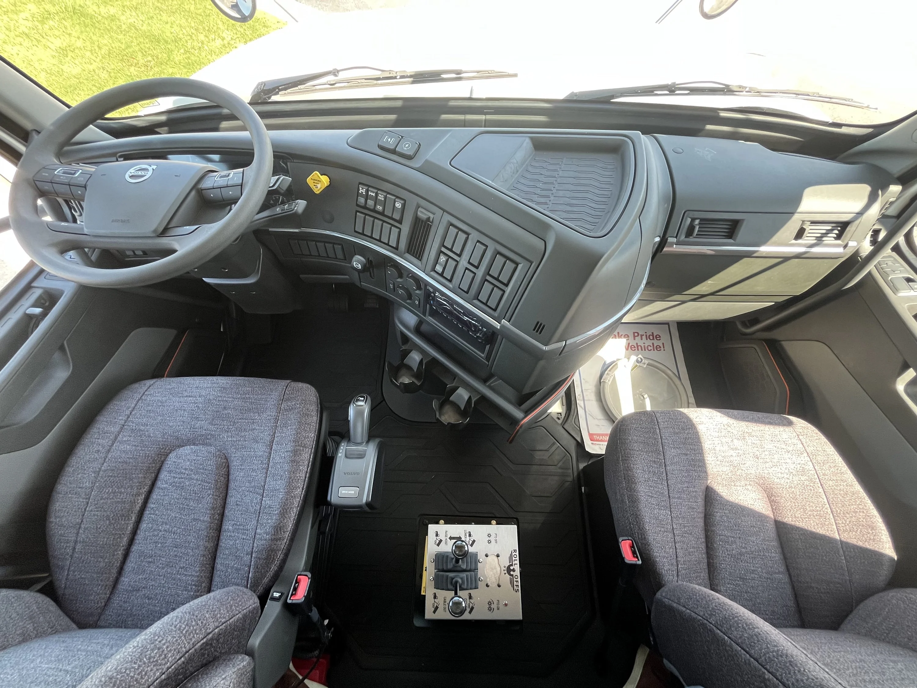 2027 Volvo VHD 300 in La Vergne — photo 13