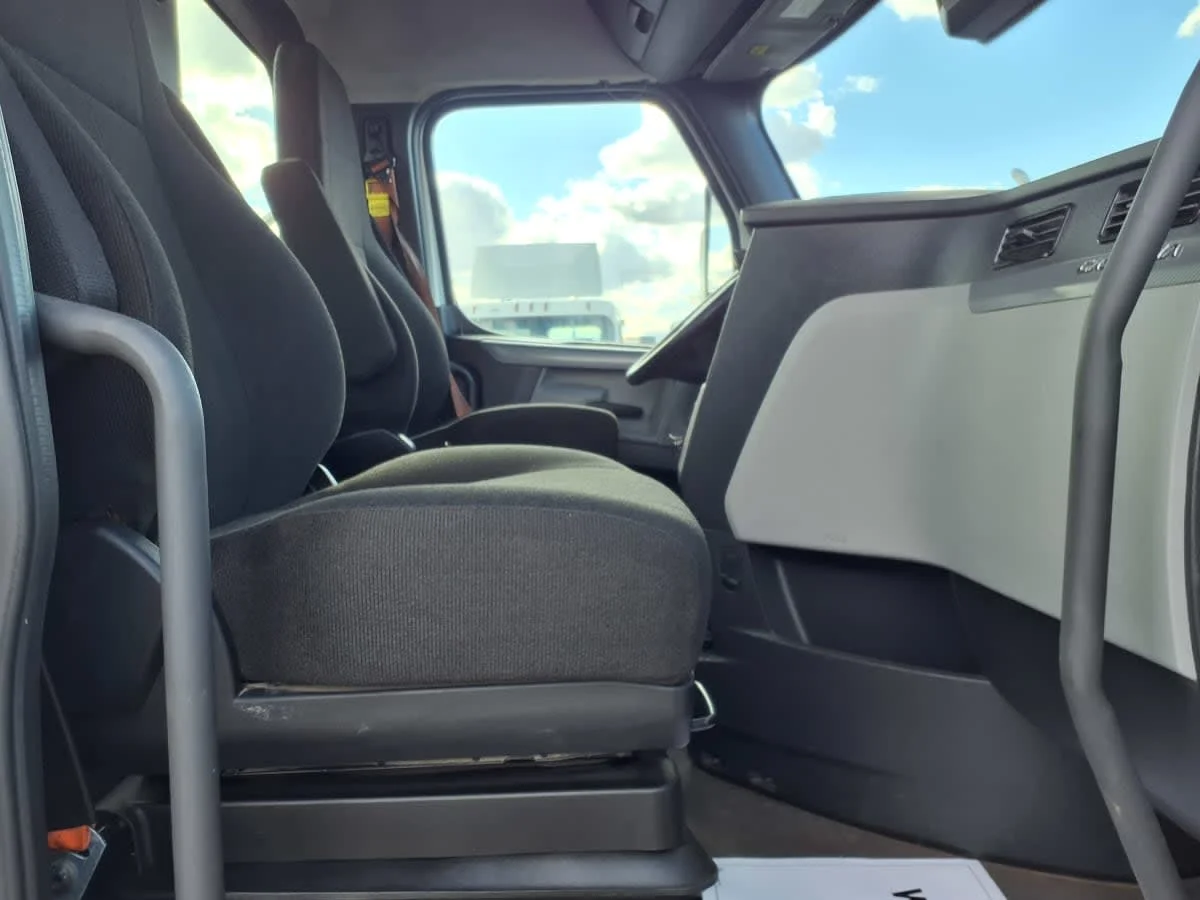 2022 Freightliner Cascadia in Phoenix, AZ — photo 11
