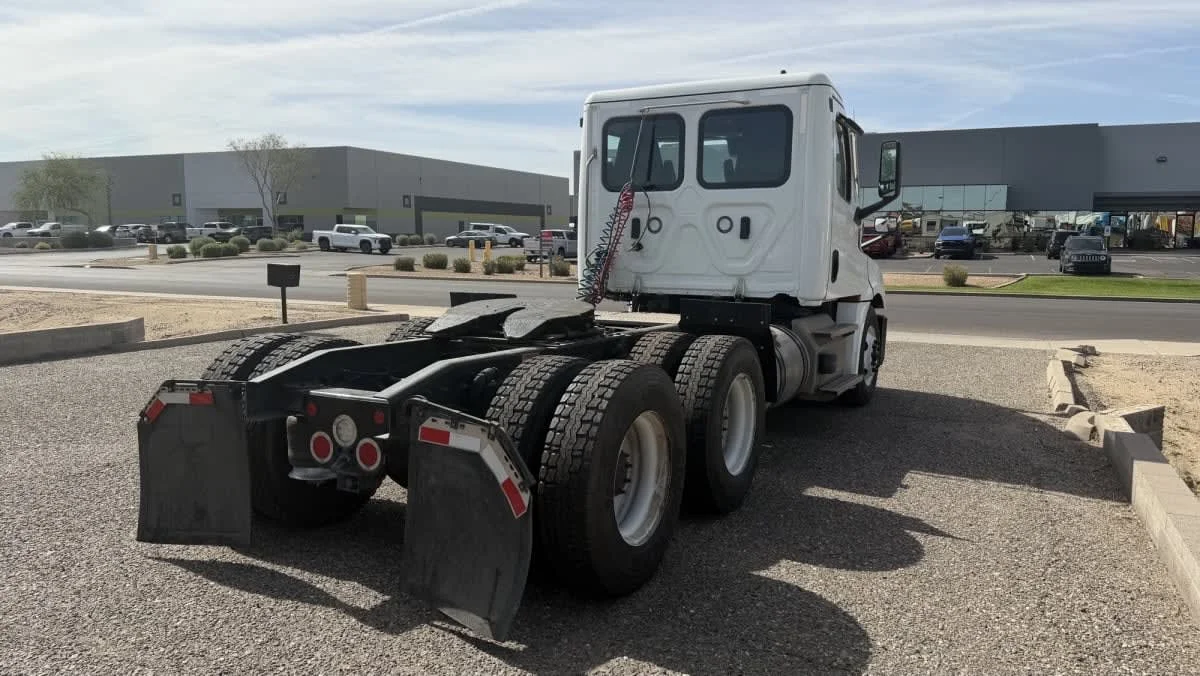 2022 Freightliner Cascadia in Phoenix, AZ — photo 4