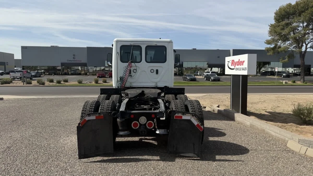 2022 Freightliner Cascadia in Phoenix, AZ — photo 5