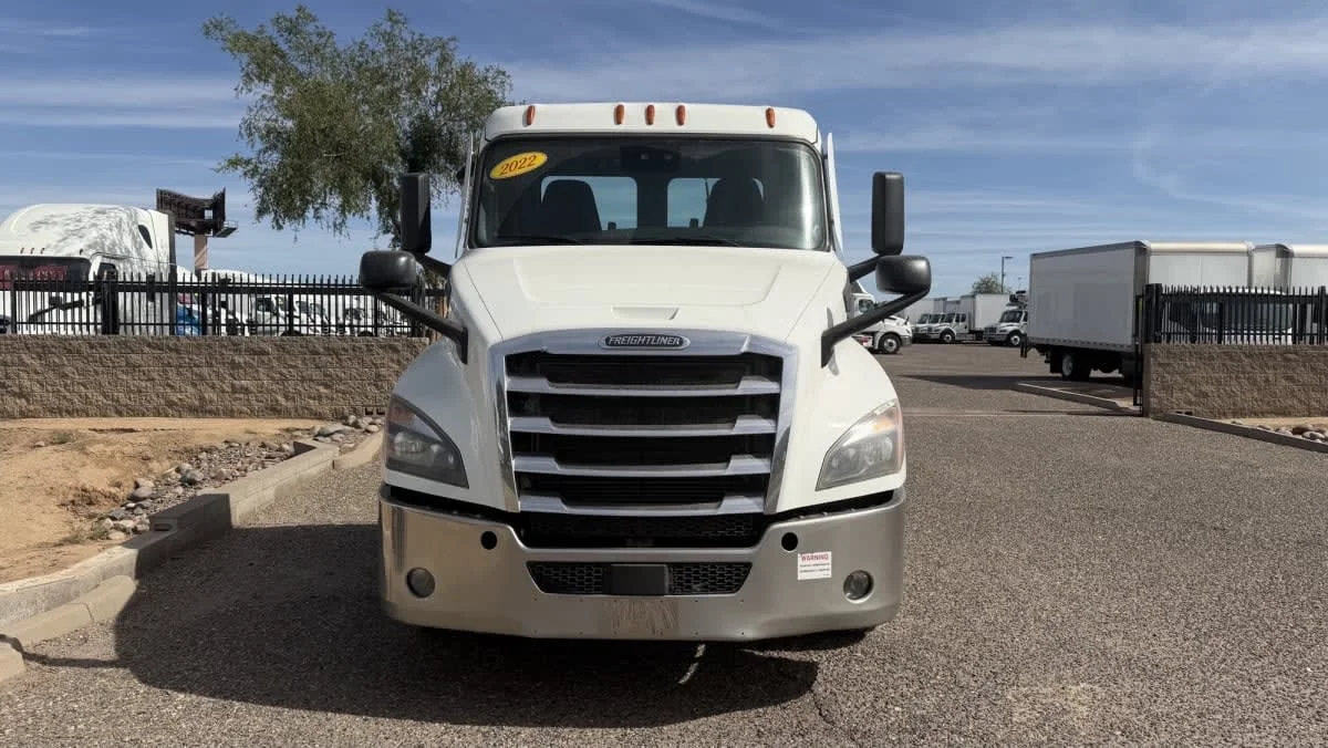 2022 Freightliner Cascadia in Phoenix, AZ — photo 2