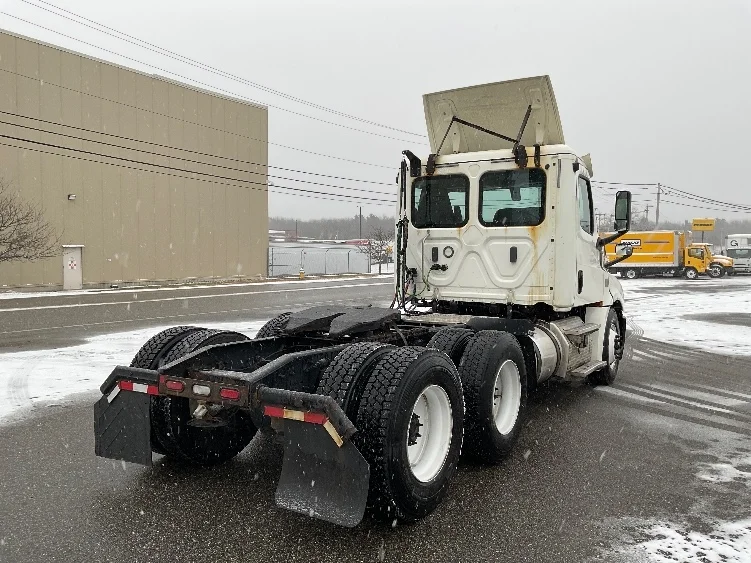 2019 Freightliner Cascadia in Londonderry, NH — photo 7