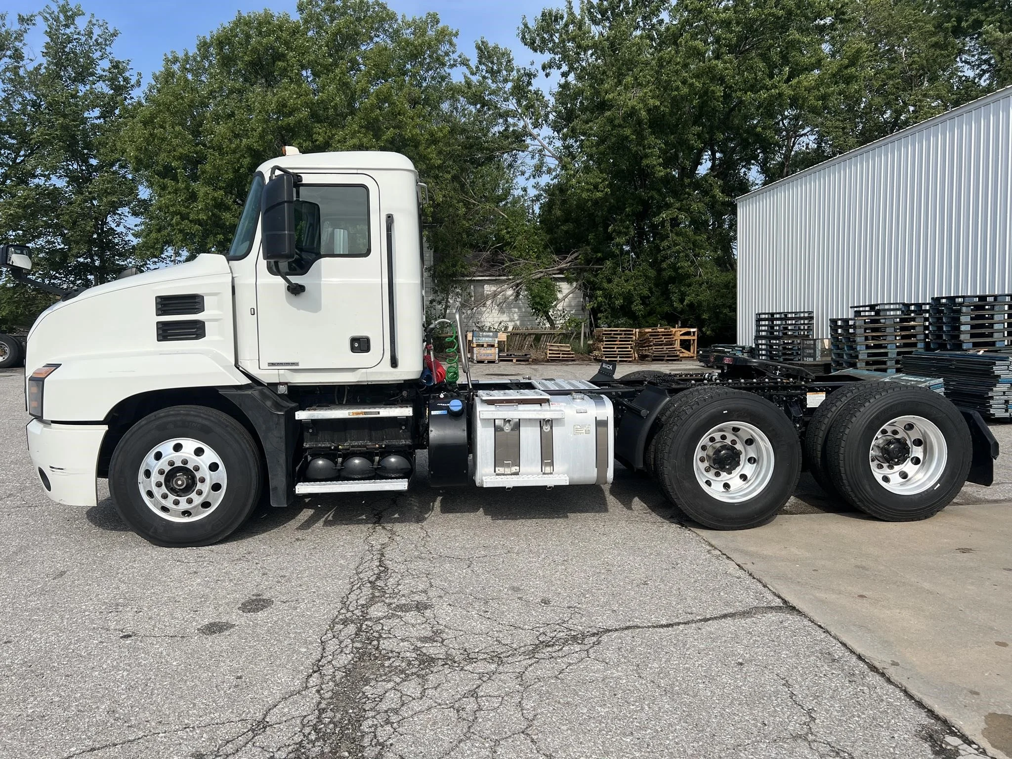 2020 Mack Anthem — photo 2
